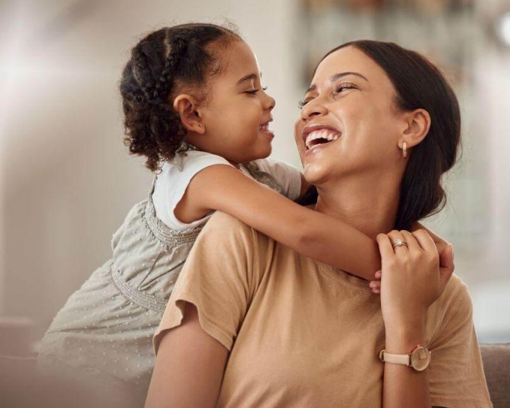 Mujer sonriente sosteniendo a un