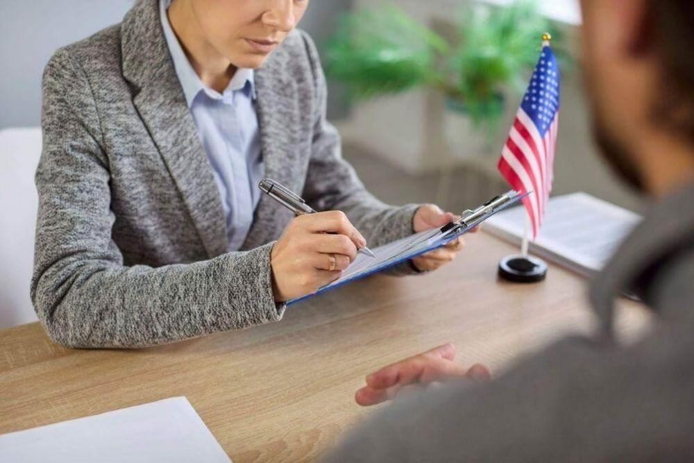 Mujer firmando un documento con abogado