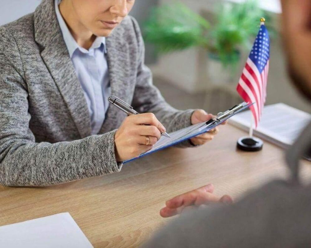 Mujer firmando un documento con abogado