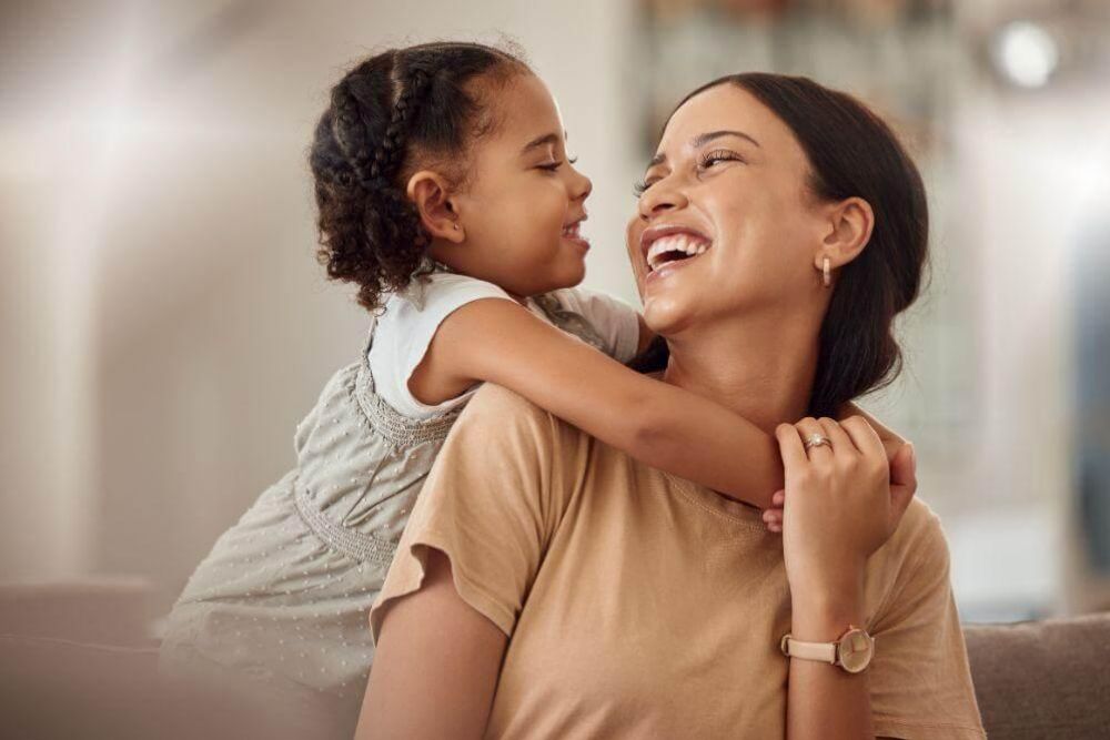 Mujer sonriente sosteniendo a un