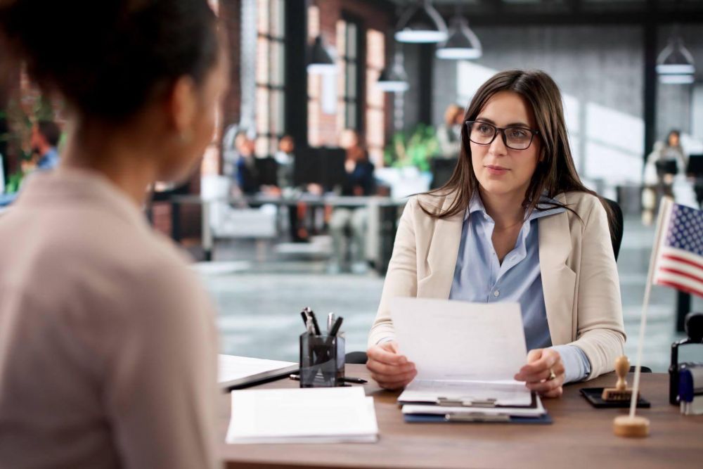 Mujer sentada en un escritorio