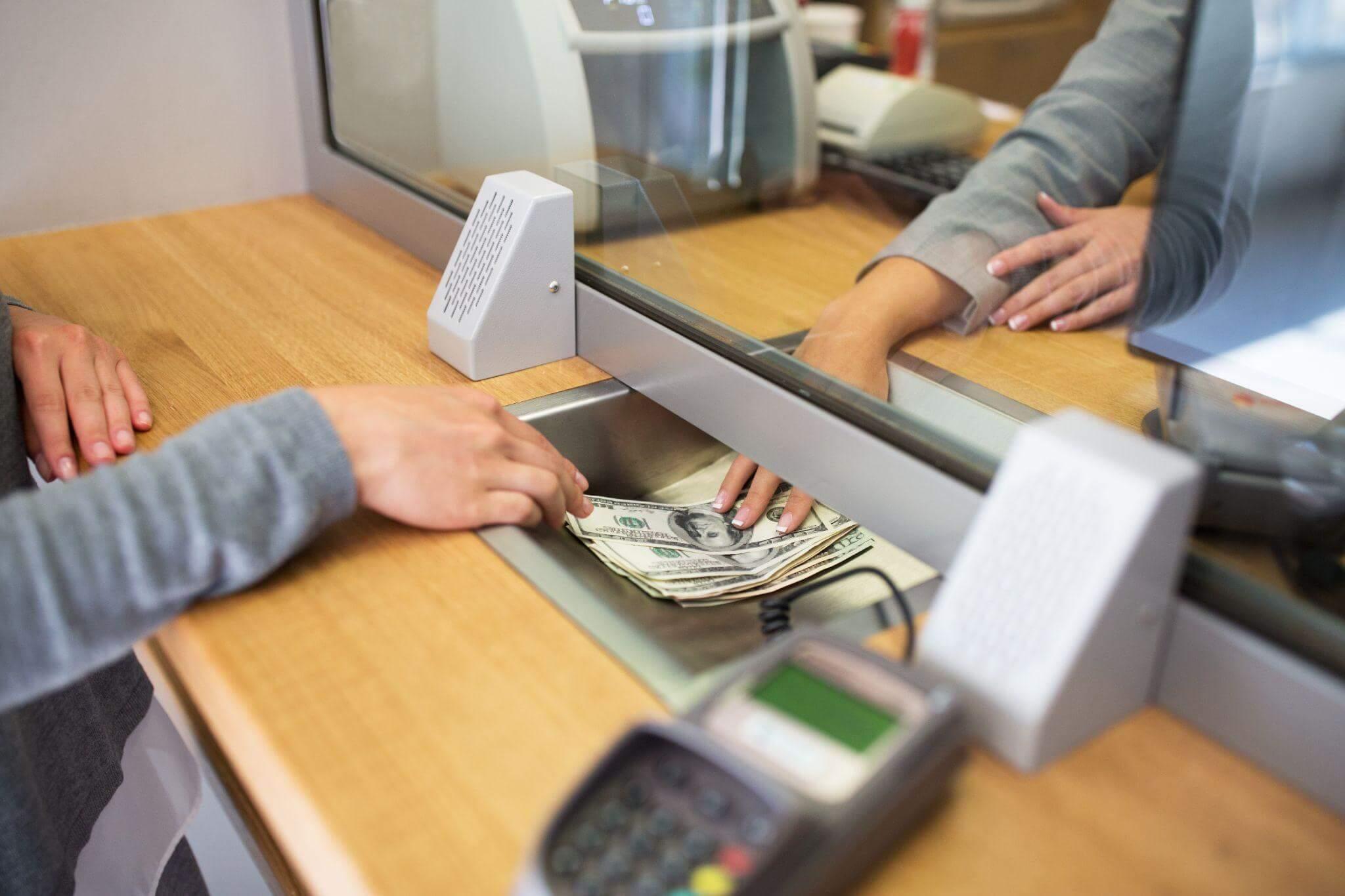 Persona pagando en caja registradora